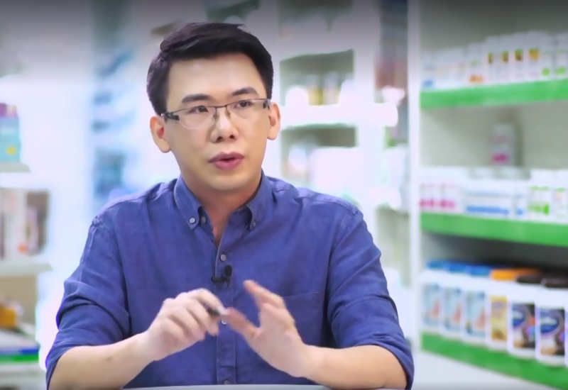 个人简介:黄宏圣,毕业于马来西亚国立大学药剂系。曾服务于政府中央医院,现为社区药行执业药剂师。