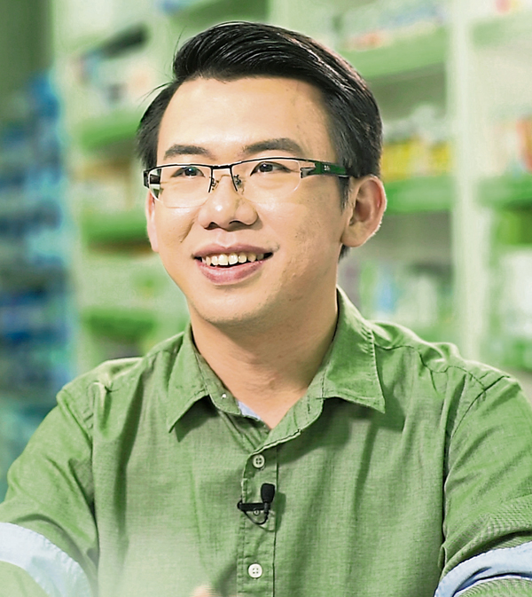 黄宏圣 毕业于马来西亚国立大学药剂系。曾服务于政府中央医院,现为社区药行执业药剂师。