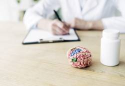 问医-符芳基-别误当正常老化-失智症应早筛早干预