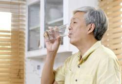 问医-陈欣怡-口干-频繁喝水-多尿-夜尿-是否焦虑症用药所致