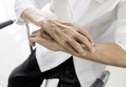 问医-陈伟璋-如何改善皮肤瘙痒-从保养检查到用药全解析