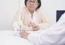 问医-郑惠蔙-78岁母亲-确诊骨松后-不爱动-戒茶啡-性趣下降-正常吗